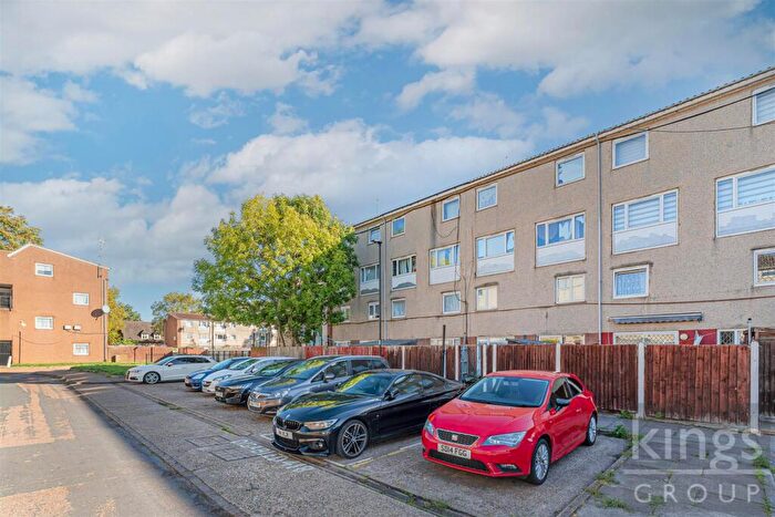 3 Bedroom Maisonette For Sale In Hadrians Ride, Enfield, EN1