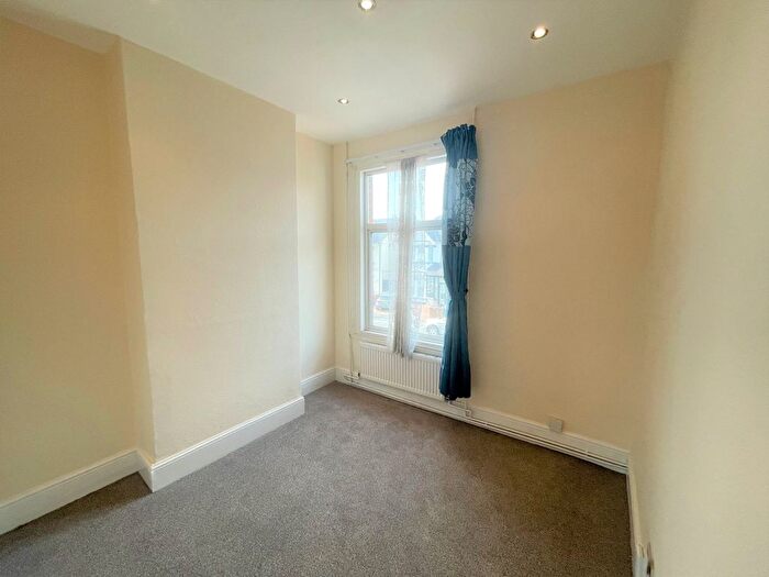 2 Bedroom Flat To Rent In B Oakwood Gardens, Ilford, IG3