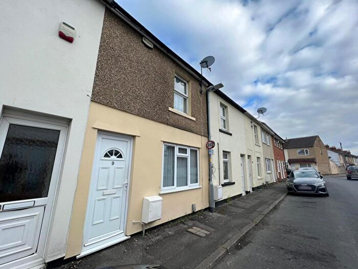 2 Bedroom House To Rent In Gladstone St, Swindon, SN1
