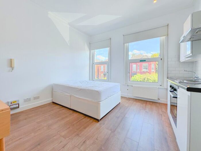 Flat To Rent In Manstone Road, Kilburn, NW2