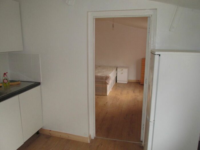 Studio To Rent In Lea Bridge Road, London, E10