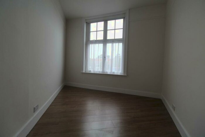 2 Bedroom Apartment To Rent In Old Woking Road, West Byfleet, Surrey, KT14