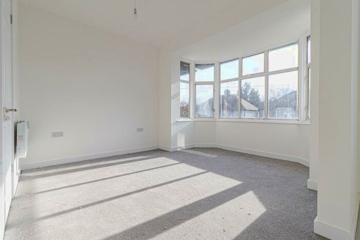 Flat To Rent In Hall Lane, Hendon, NW4