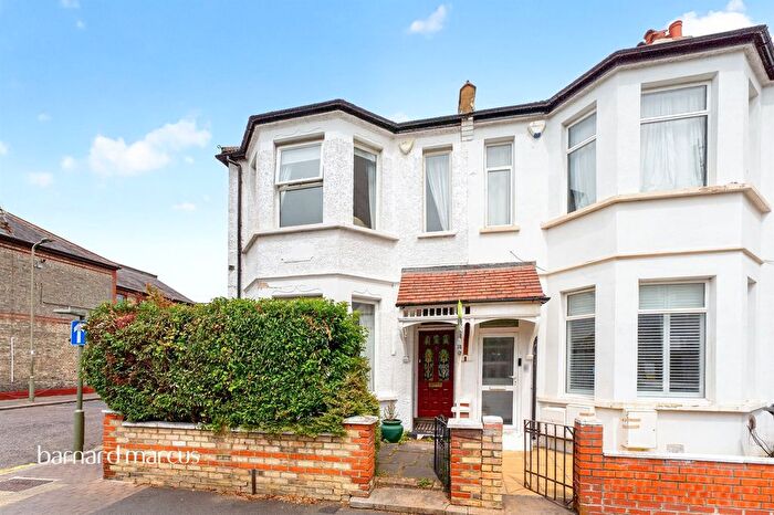 4 Bedroom End Terrace House For Sale In Nether Street, London, N12