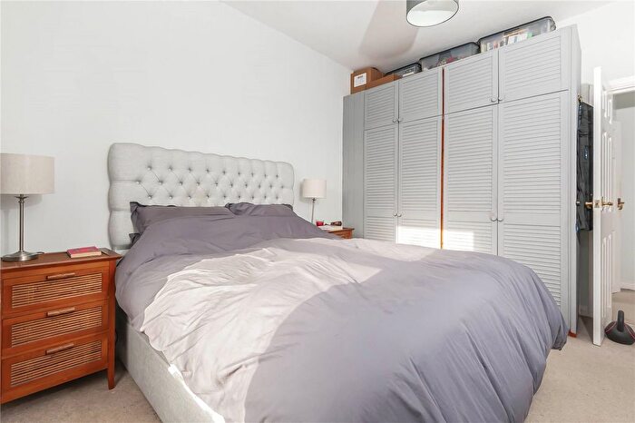 2 Bedroom Flat For Sale In Delamere Road, London, SW20