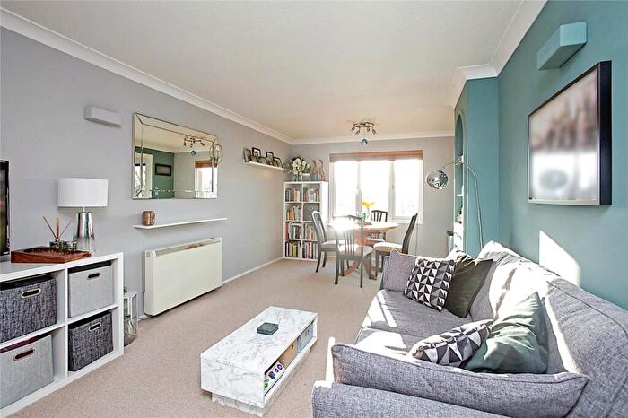 2 Bedroom Flat To Rent In Alders Close, Wanstead, E11