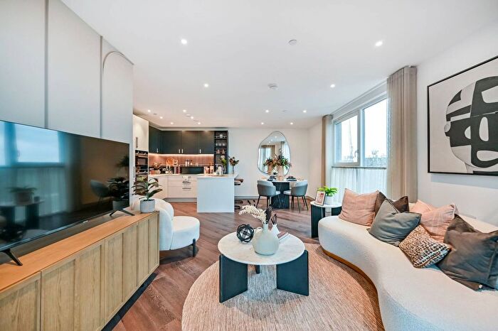 3 Bedroom Flat For Sale In Eden Grove, Staines, Surrey, TW18