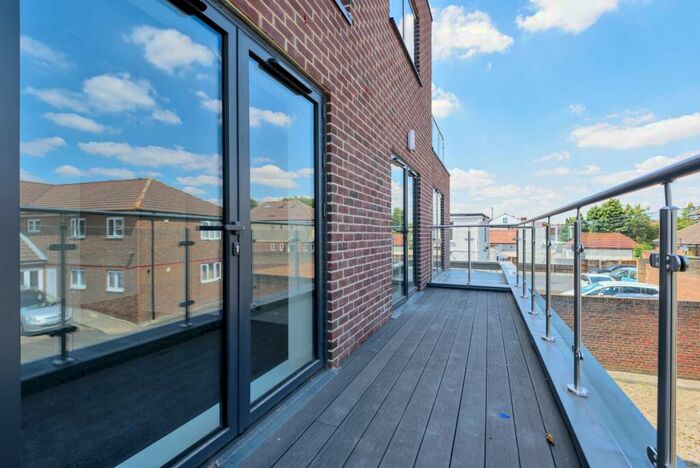 2 Bedroom Flat To Rent In A Blackfen Road Sidcup, DA15