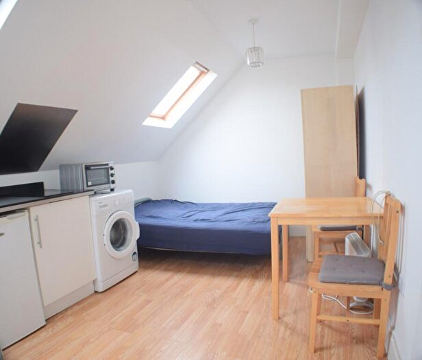 Studio To Rent In Hendon Way, Barnet, London, NW2