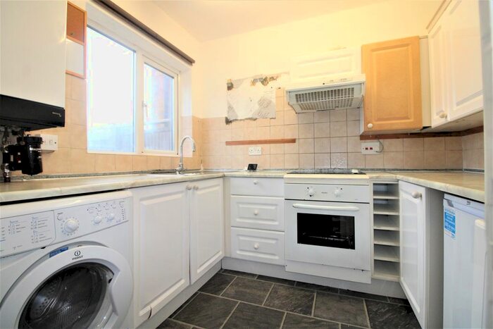 2 Bedroom Flat To Rent In Station Close, Brookmans Park, Hatfield, AL9