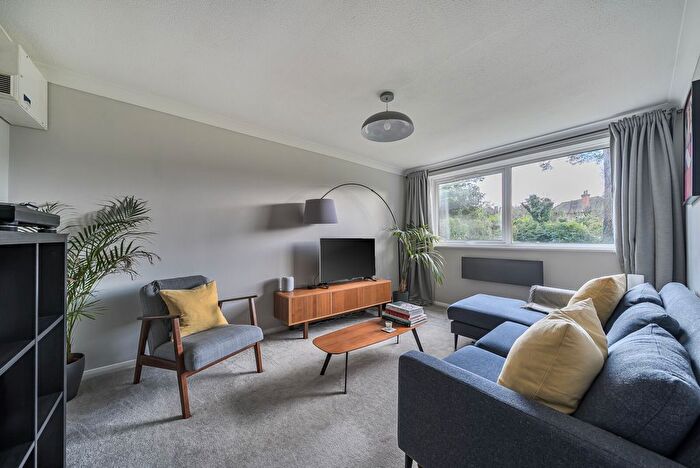 1 Bedroom Flat For Sale In Rossiter Lodge, Rosetrees, Guildford, GU1