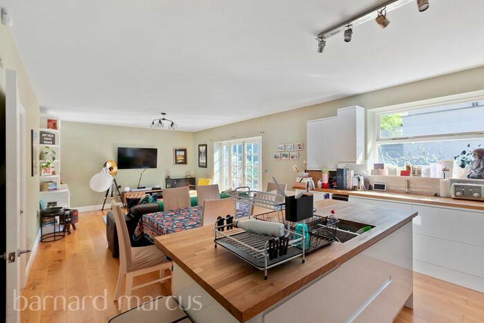 3 Bedroom Flat To Rent In Trinity Road, London, SW17