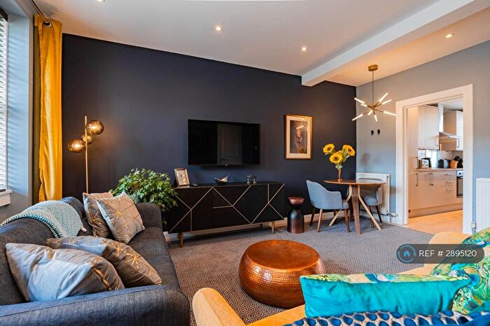 3 Bedroom Flat To Rent In Barony St, Edinburgh, EH3