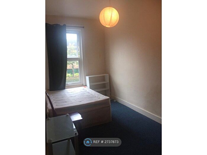 2 Bedroom Flat To Rent In London, London, SW8