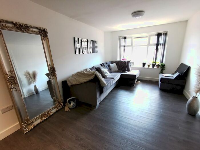 2 Bedroom Flat To Rent In Yorkshire Street, Oldham, OL1