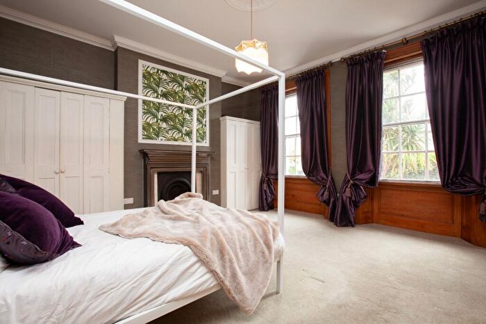 3 Bedroom Maisonette To Rent In Tollington Road, Islington, N7