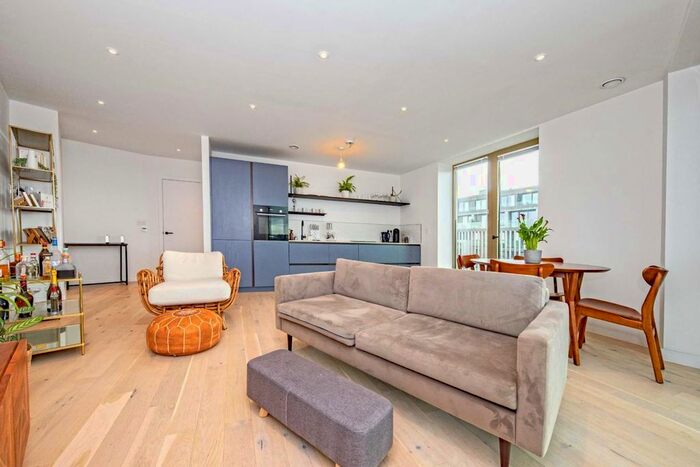 2 Bedroom Flat To Rent In Balham High Road, London, SW17