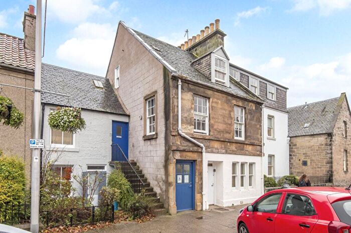 3 Bedroom Apartment For Sale In North Street, St. Andrews, KY16