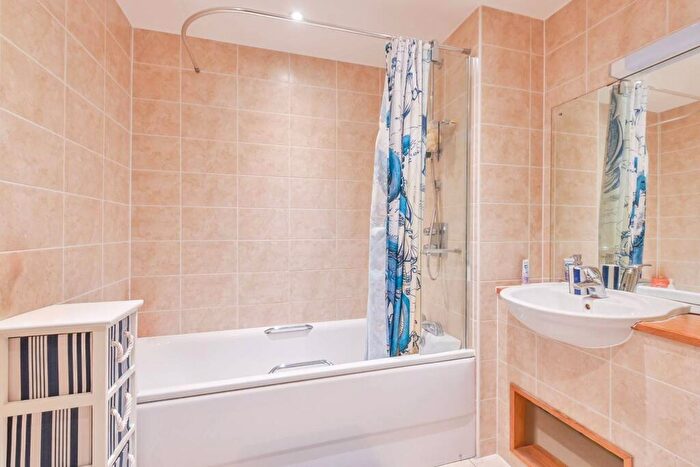 1 Bedroom Flat For Sale In Queensland Road, Islington, London, N7