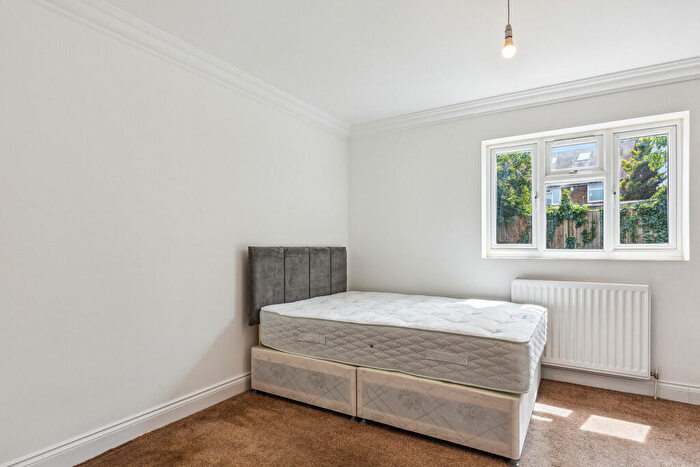 Barn Conversion To Rent In Masters Close, Luton, LU1