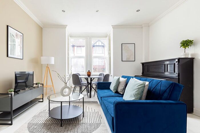 2 Bedroom Flat To Rent In Ferndale Avenue, London, E17