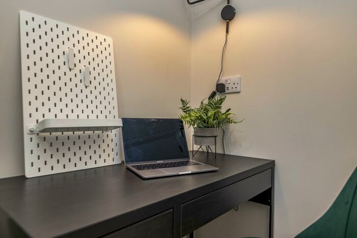 2 Bedroom Flat To Rent In Apartment, Powell House, LN5