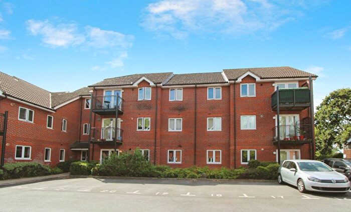 2 Bedroom Flat For Sale In Providence Hill, Burseldon, Southampton, SO31