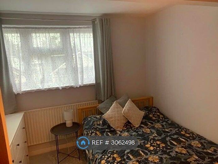 2 Bedroom Maisonette To Rent In The Spur, Slough, SL1