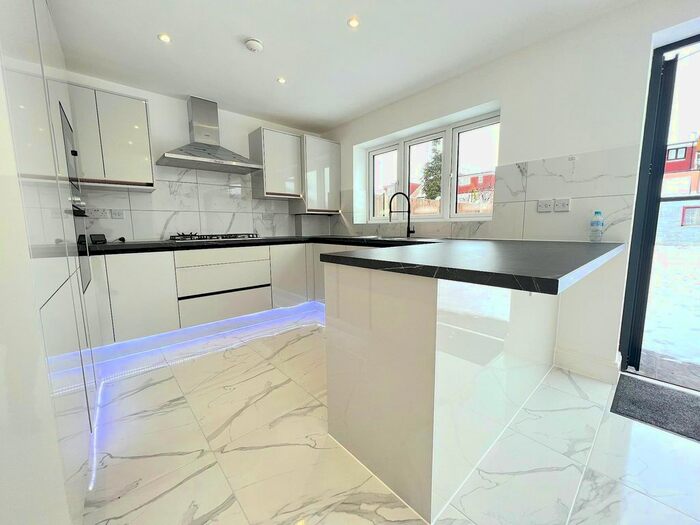 4 Bedroom End Of Terrace House To Rent In Westernville Gardens, Newbury Park, IG2