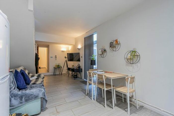 1 Bedroom Flat To Rent In Howard Gardens, Roath, CF24