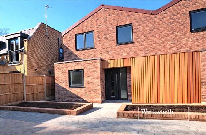 3 Bedroom Semi Detached House For Sale In Station Road, New Barnet, EN5