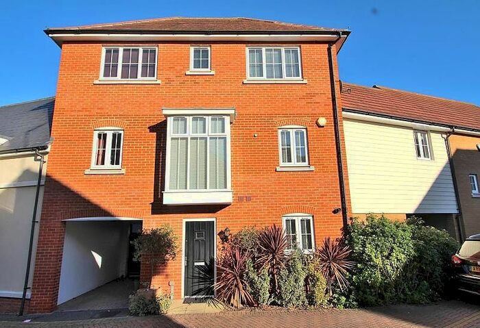 4 Bedroom Link Detached House To Rent In Lambourne Chase, Great Baddow, Chelmsford, CM2
