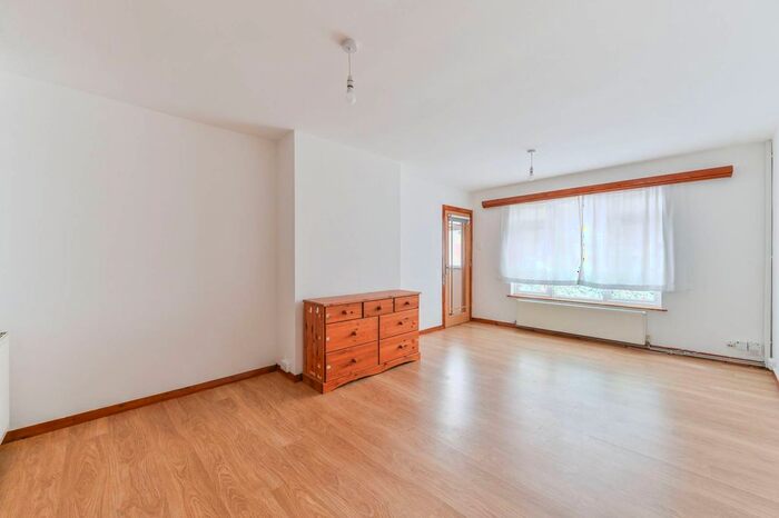 3 Bedroom Semi Detached House To Rent In Ivydene Close, Sutton, SM1