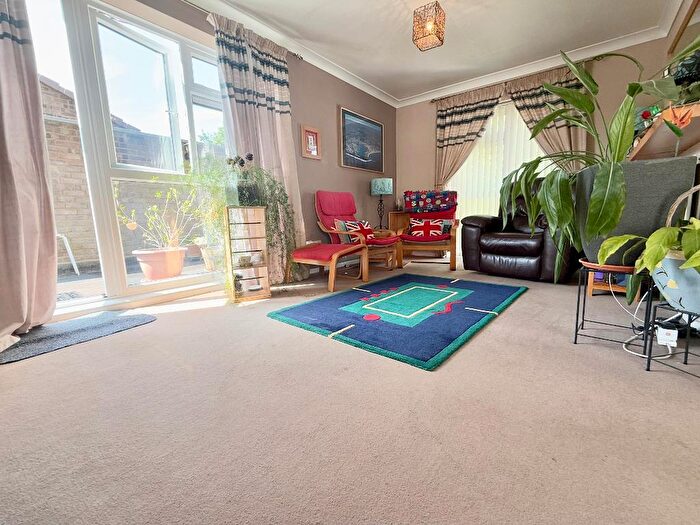 3 Bedroom Maisonette For Sale In Elgar Path, High Town, Luton, Bedfordshire, LU2