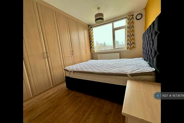 4 Bedroom Semi-Detached House To Rent In Highwood Avenue, Leeds, LS17