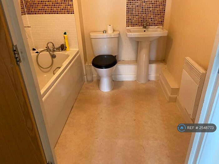 2 Bedroom Flat To Rent In Foundry Court, Slough, SL2
