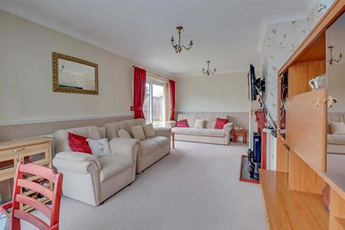 2 Bedroom Detached Bungalow For Sale In Longfield Close, Wickford, SS11