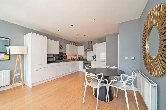 2 Bedroom Flat For Sale In Wandsworth High Street, London, SW18