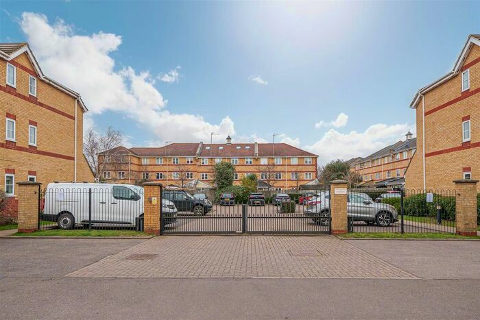2 Bedroom Flat To Rent In Winery Lane, Kingston Upon Thames, KT1