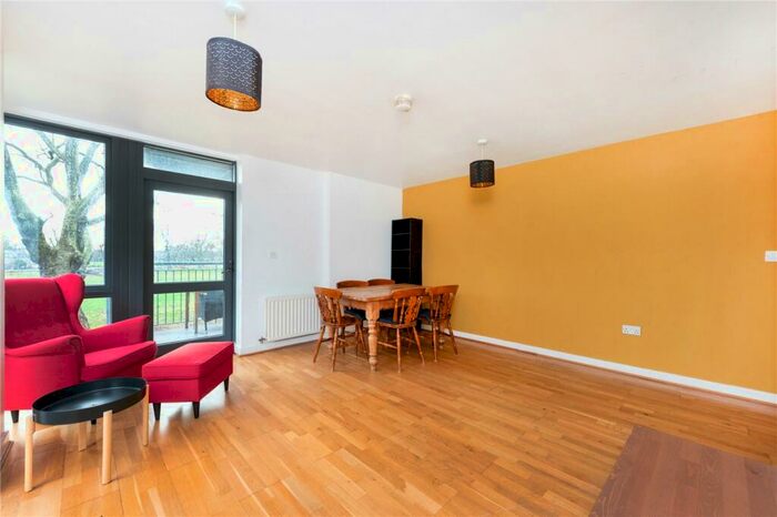 3 Bedroom Apartment To Rent In Southwold Road, London, E5