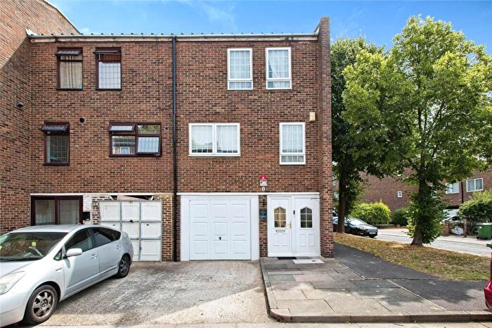 4 Bedroom End Of Terrace House For Sale In St. Edmunds Close, Erith, DA18