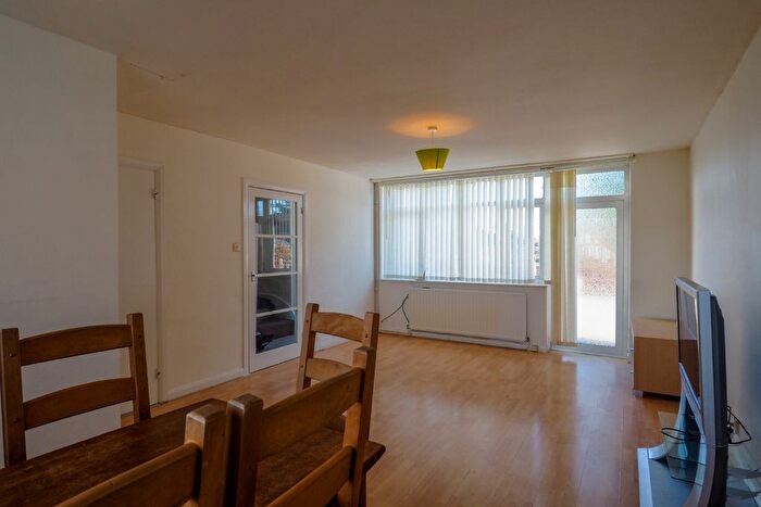 3 Bedroom Flat To Rent In Ashcombe Parade, Kingfield Road, Woking, GU22
