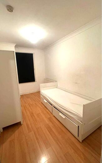 3 Bedroom Flat To Rent In Queens Avenue, Watford, WD18