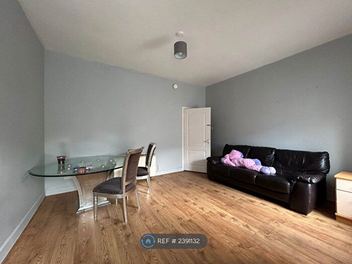 2 Bedroom Flat To Rent In Broomlands Street, Paisley, PA1