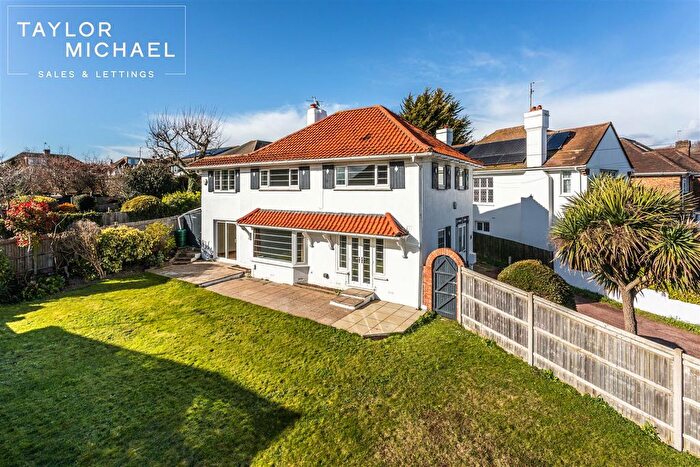 4 Bedroom Detached House For Sale In Woodland Drive, Hove, BN3