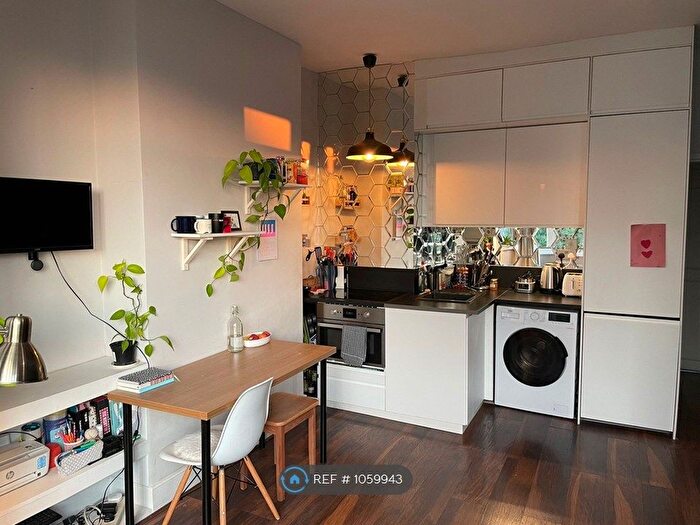 2 Bedroom Flat To Rent In Chestnut Road, London, SE27