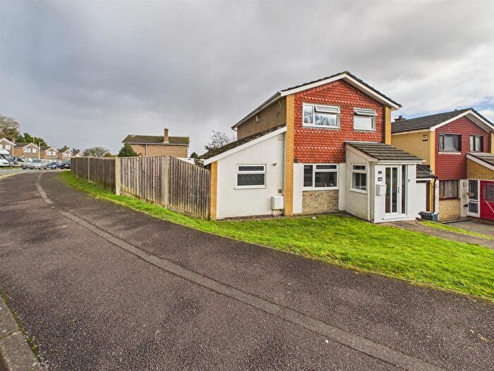 4 Bedroom Link Detached House For Sale In Broomfield Road, Tilehurst, Reading, RG30