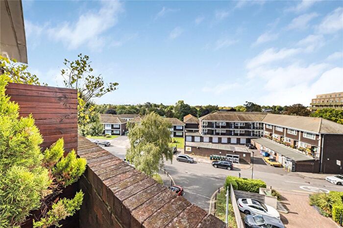 2 Bedroom Maisonette For Sale In Brent Lea, Middlesex, TW8