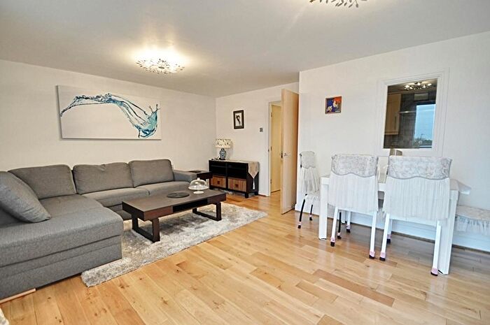 2 Bedroom Flat To Rent In Holland Gardens, Brentford, TW8