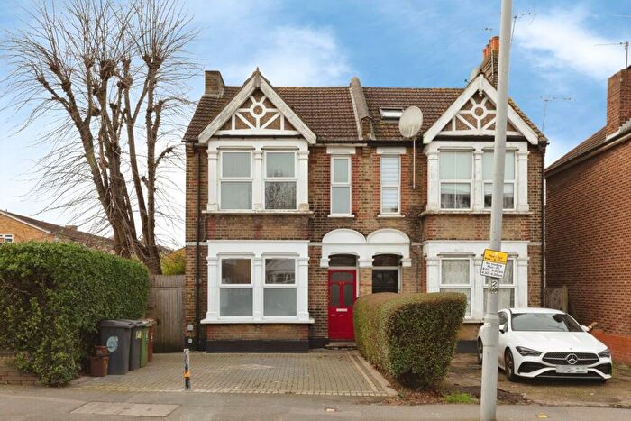 2 Bedroom Apartment For Sale In Chingford Mount Road, London, E4
